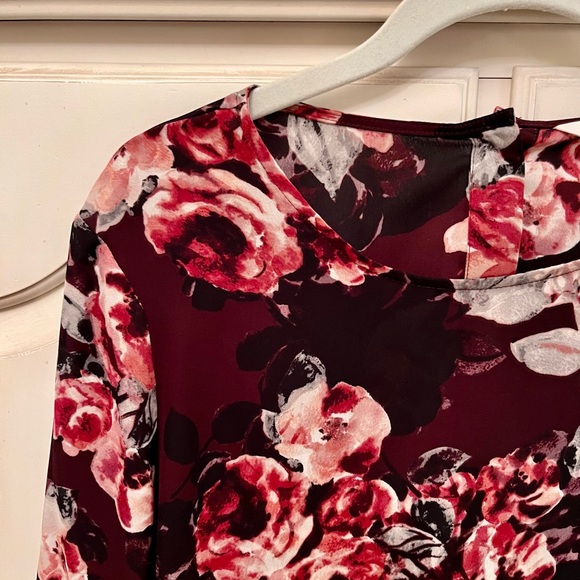 Cupcakes and Cashmere Floral Cropped Blouse - Picture 3 of 4